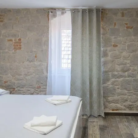 Gostinjska kuća Elegant & 4*