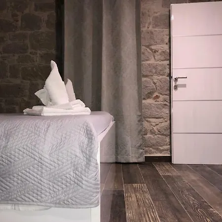 Gostinjska kuća Elegant & 4*